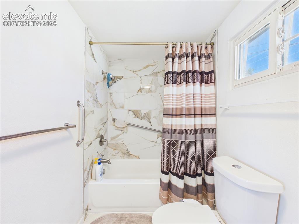 Image 18 of 36: Bathroom