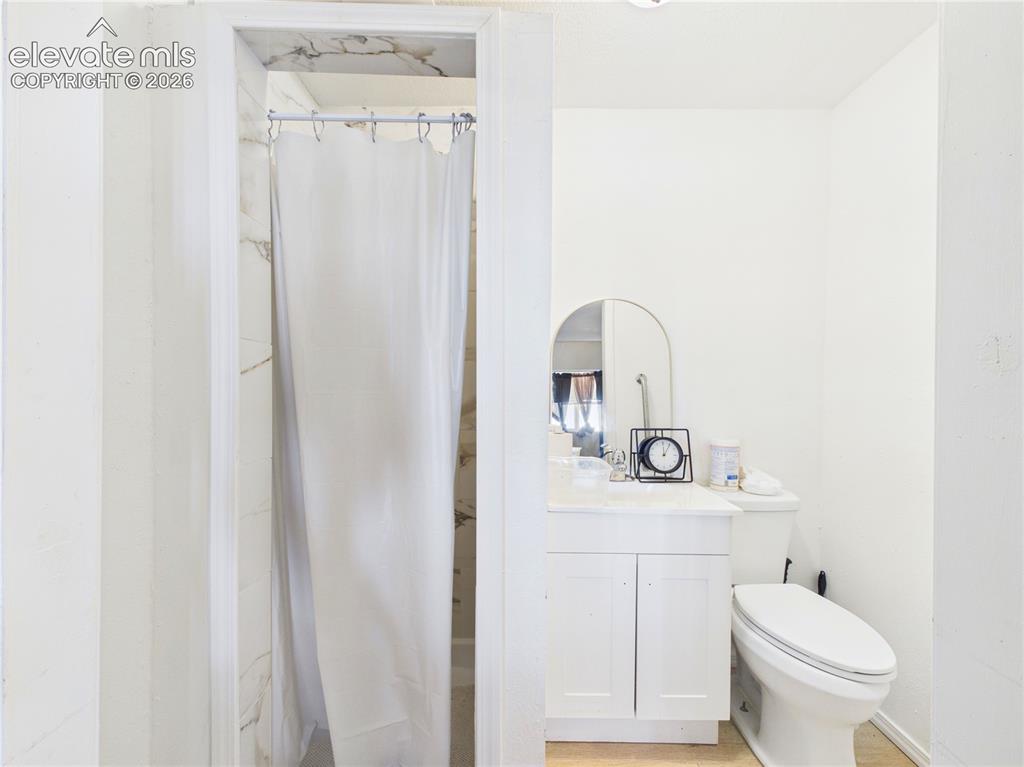 Image 21 of 36: Bathroom