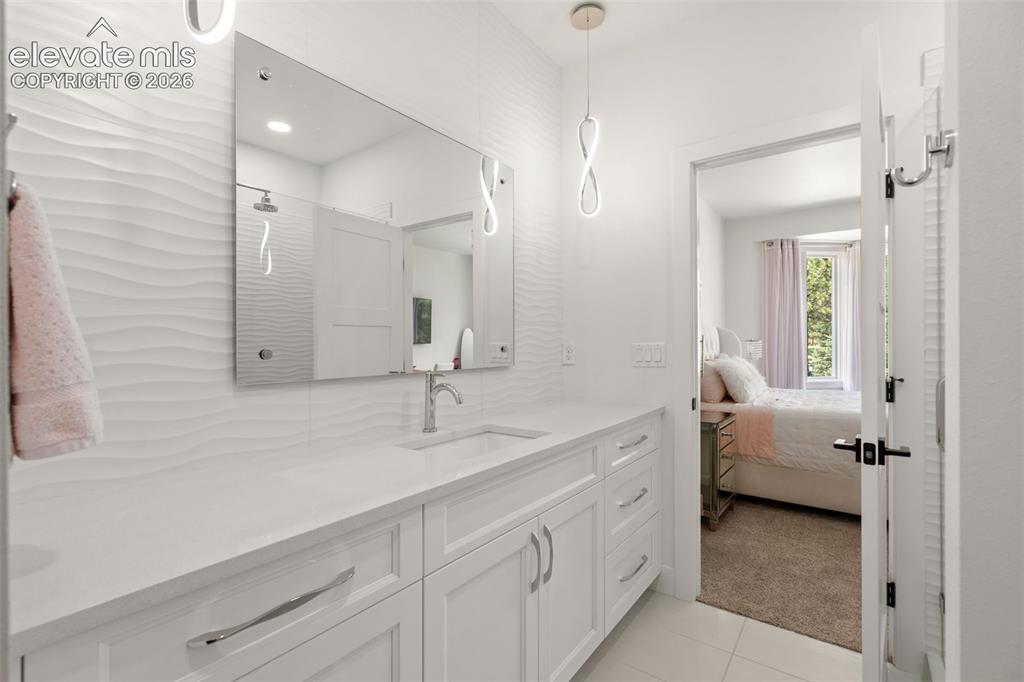 Image 26 of 49: Ensuite Bath