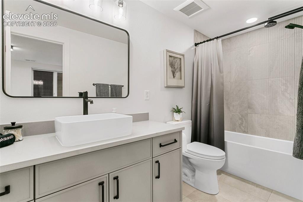 Image 40 of 49: Private Ensuite Bath
