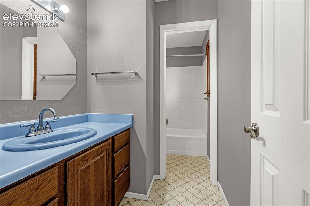 Image 10 of 30: Bathroom