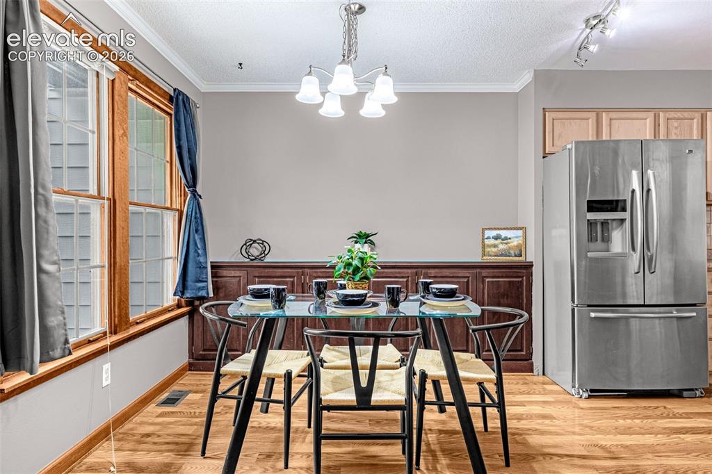 Image 25 of 30: Dining Area