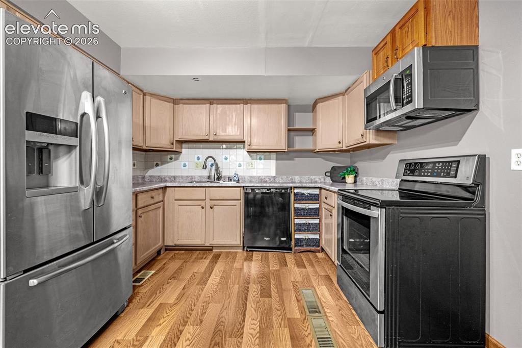 Image 7 of 30: Kitchen