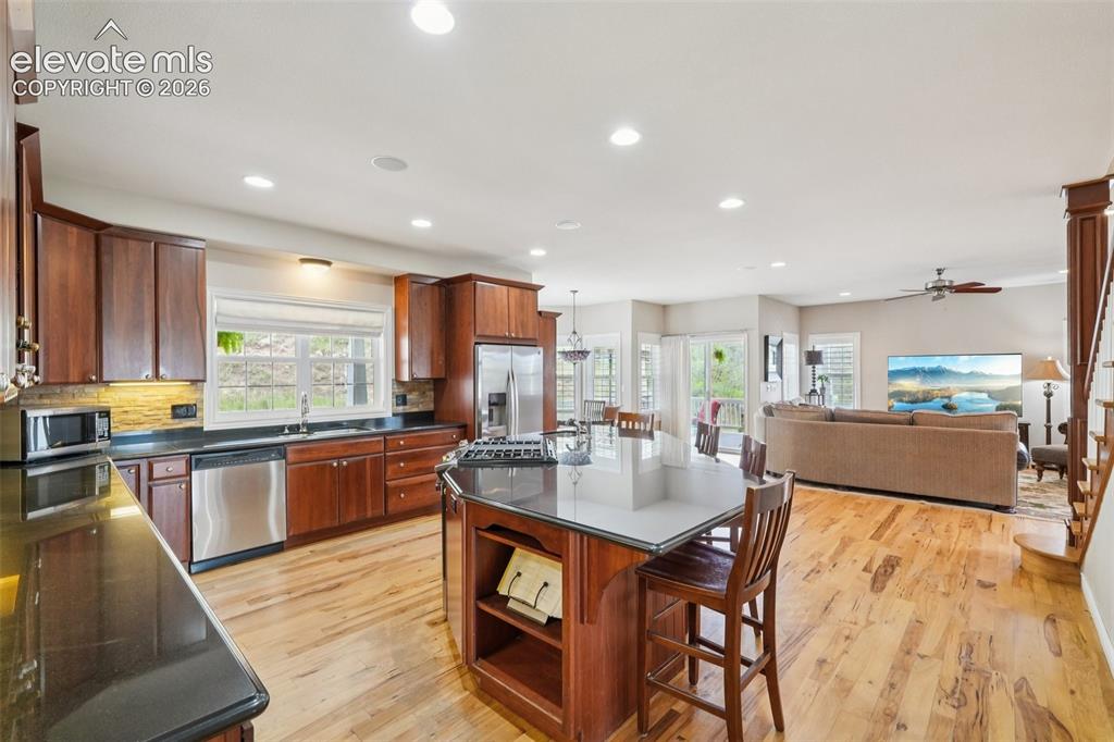 Image 10 of 50: Kitchen