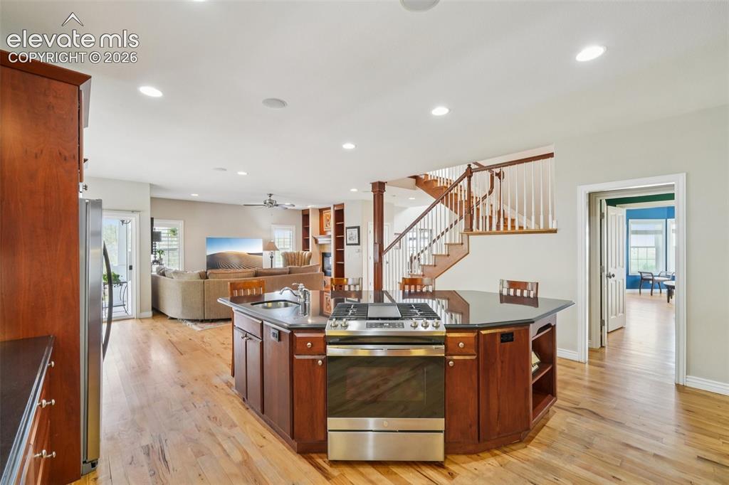 Image 17 of 50: Kitchen