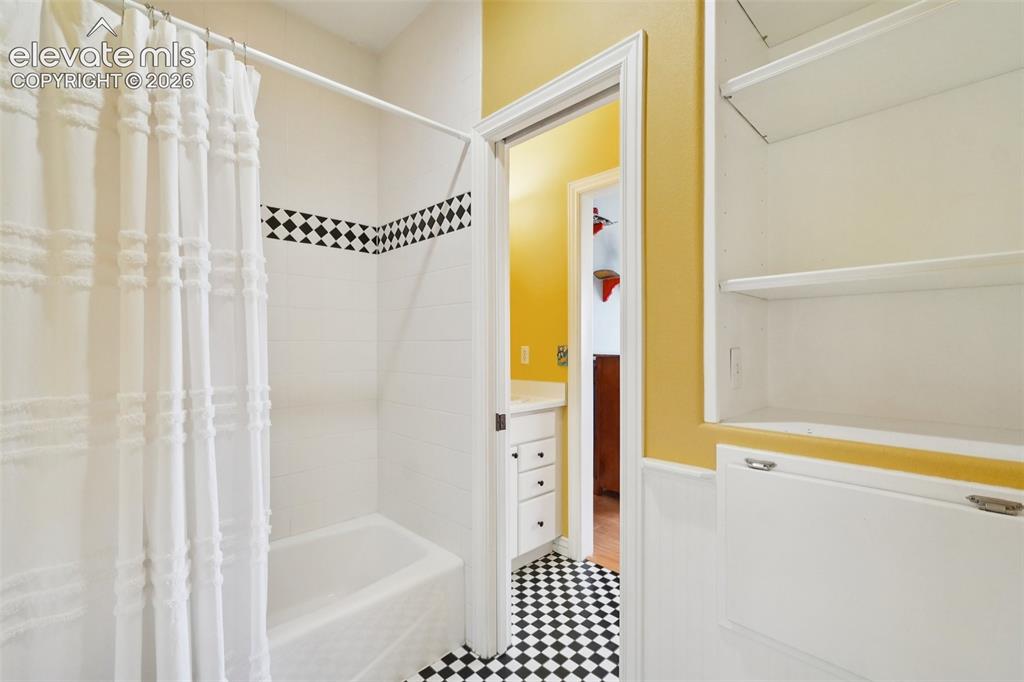 Image 40 of 50: Bathroom