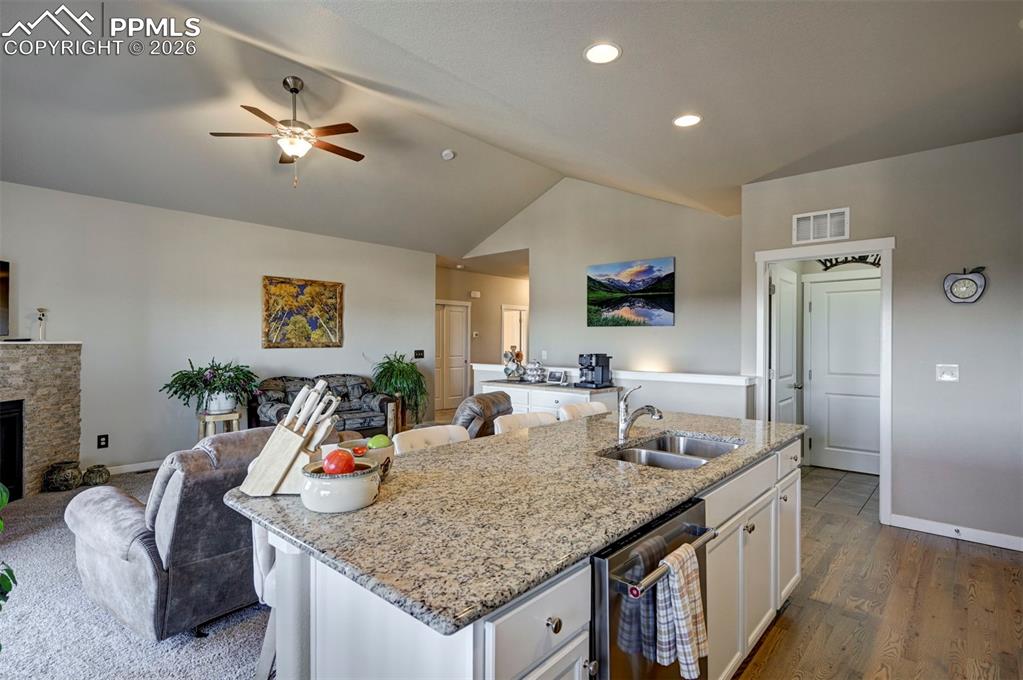 Image 20 of 44: Kitchen