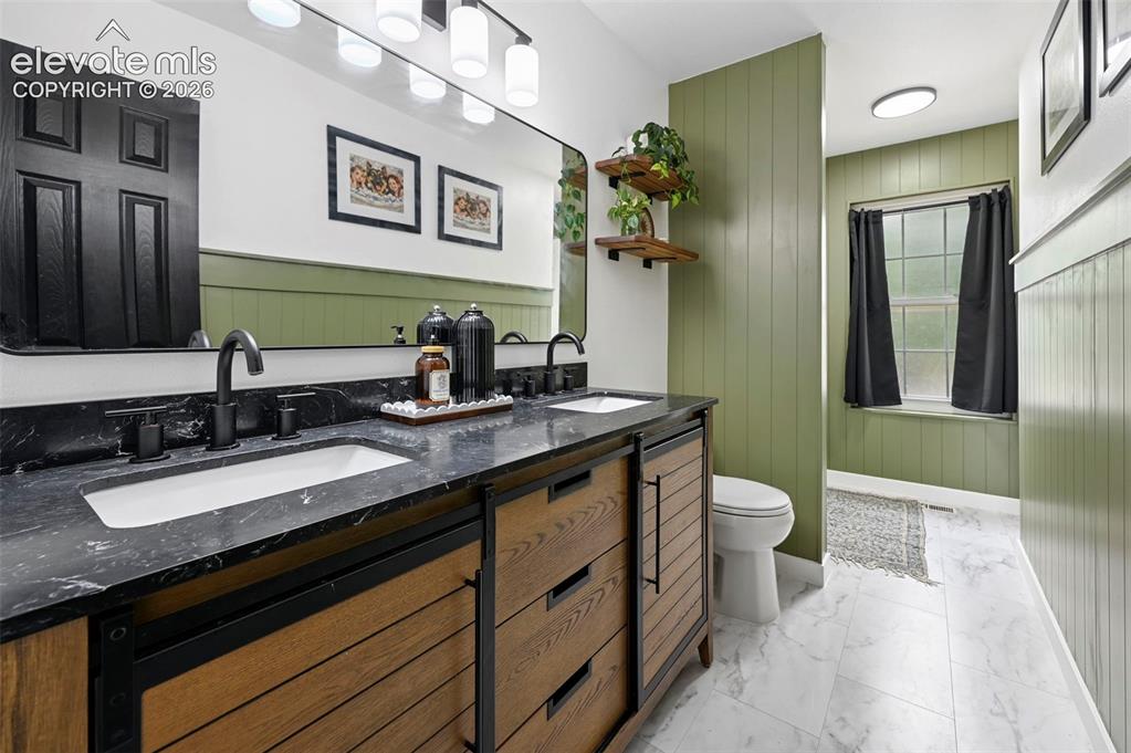 Image 14 of 28: Bathroom