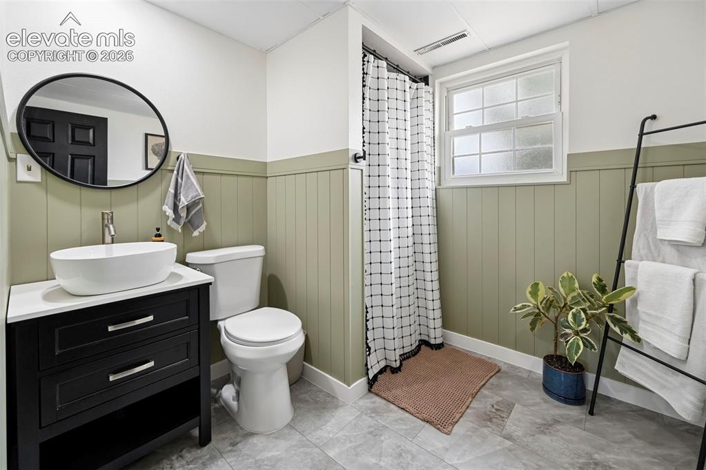 Image 21 of 28: Bathroom