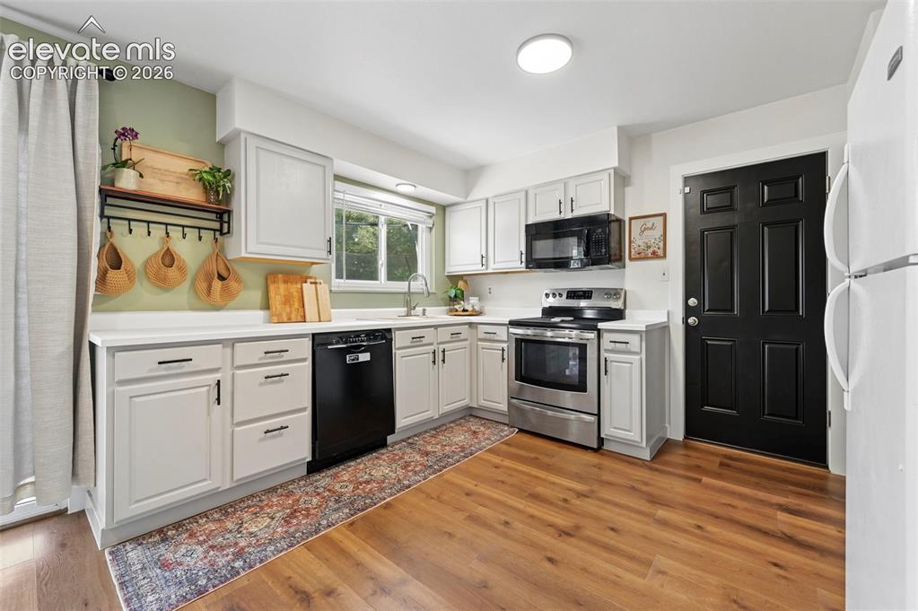 Image 7 of 28: Kitchen