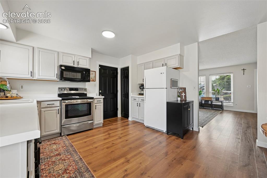 Image 8 of 28: Kitchen