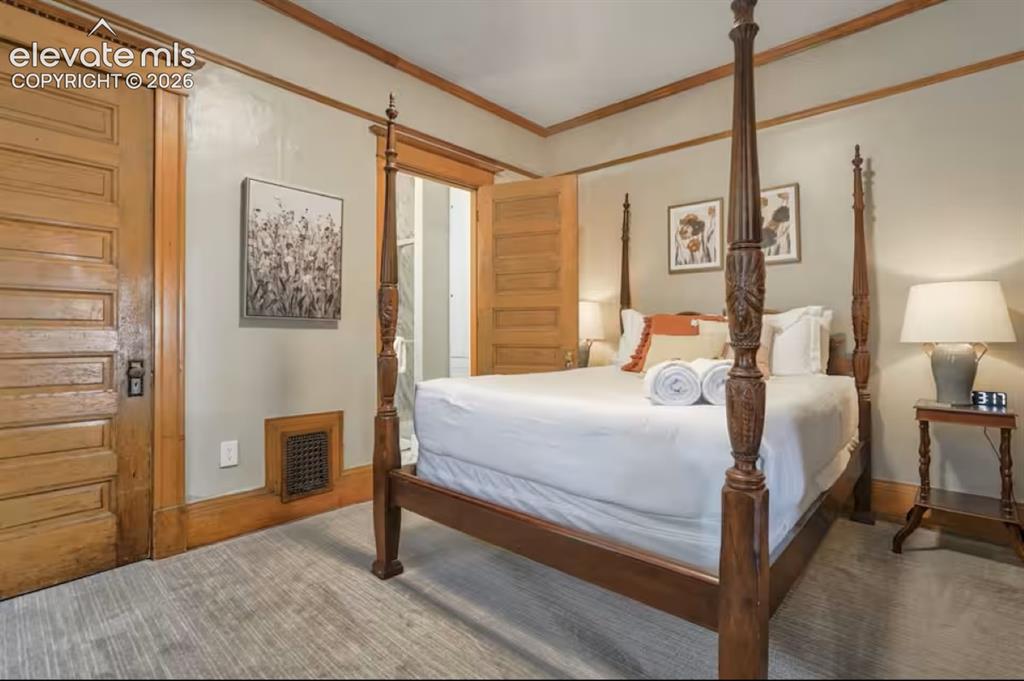 Image 10 of 50: Bedroom