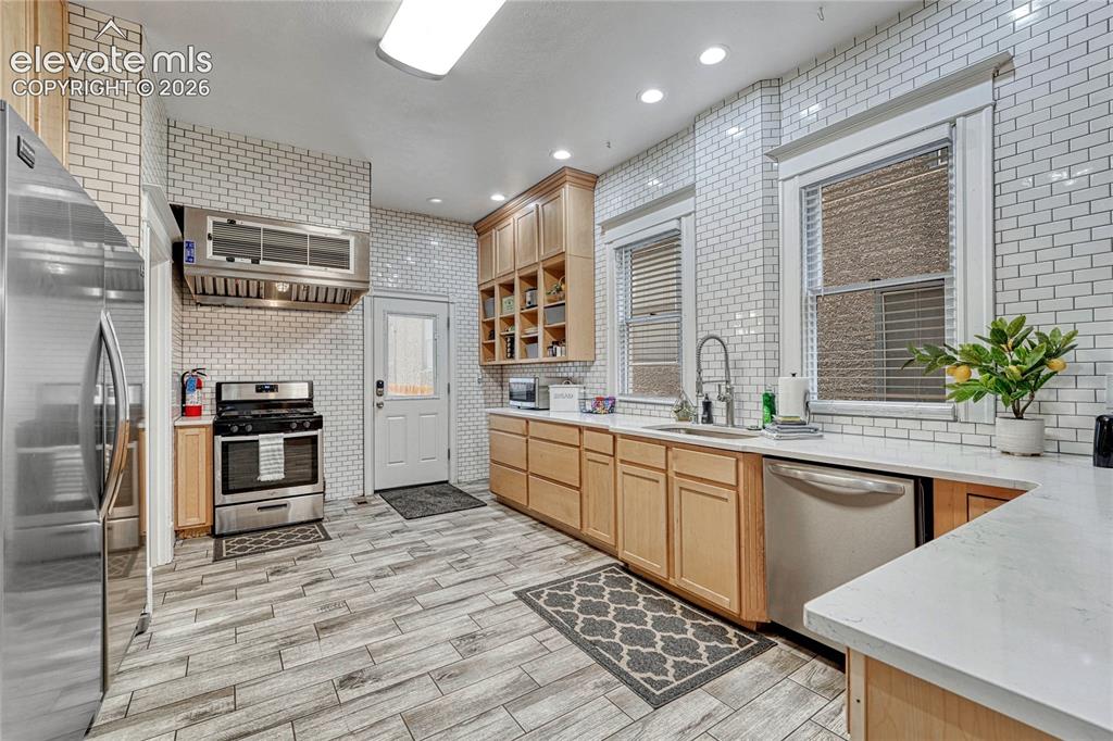 Image 8 of 50: Kitchen