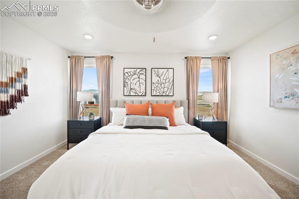 Image 25 of 40: Bedroom