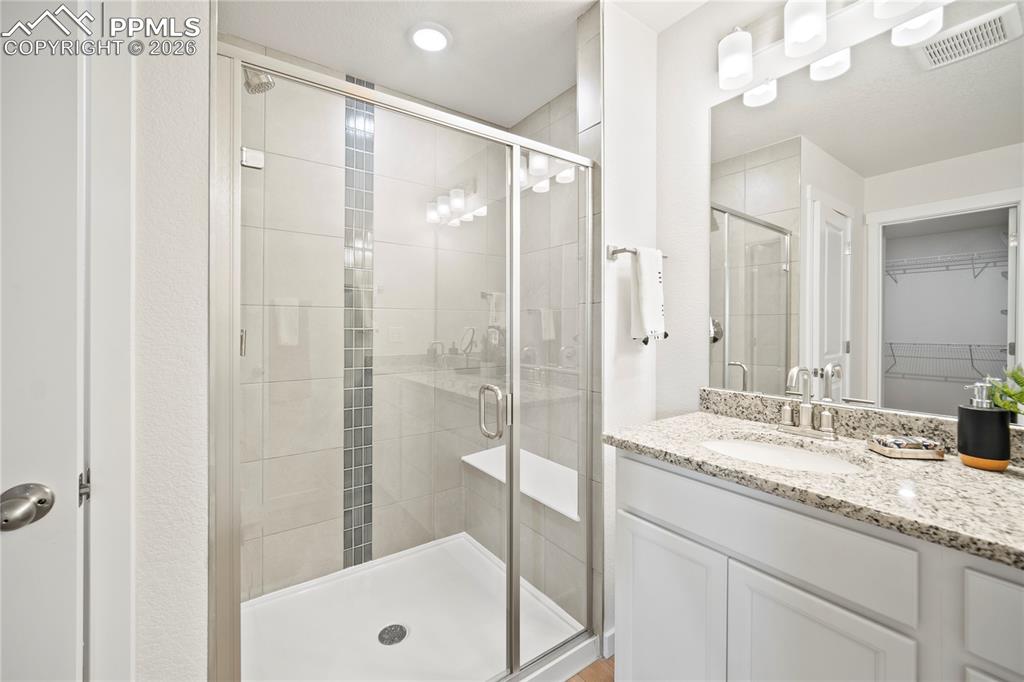 Image 28 of 40: Bathroom