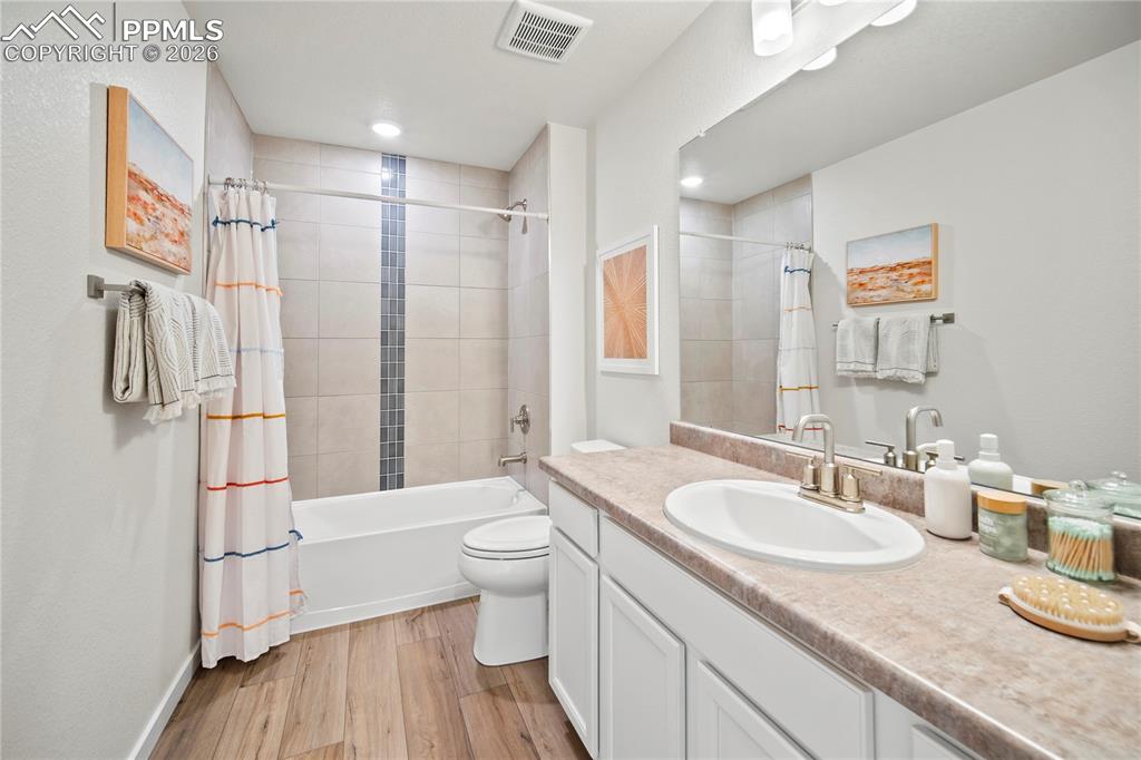 Image 31 of 40: Bathroom