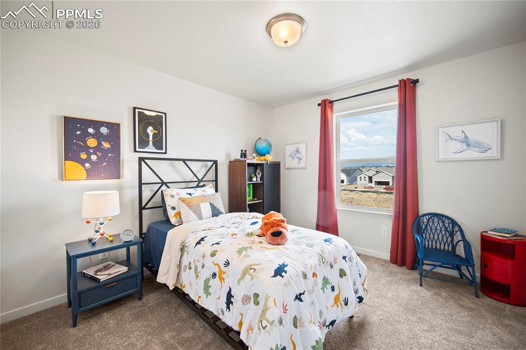 Image 32 of 40: Bedroom