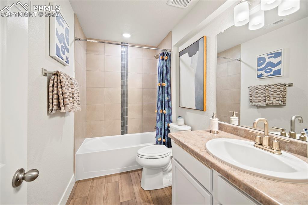 Image 37 of 40: Bathroom