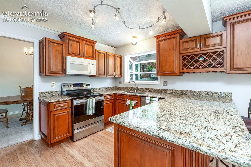 Image 10 of 50: Kitchen