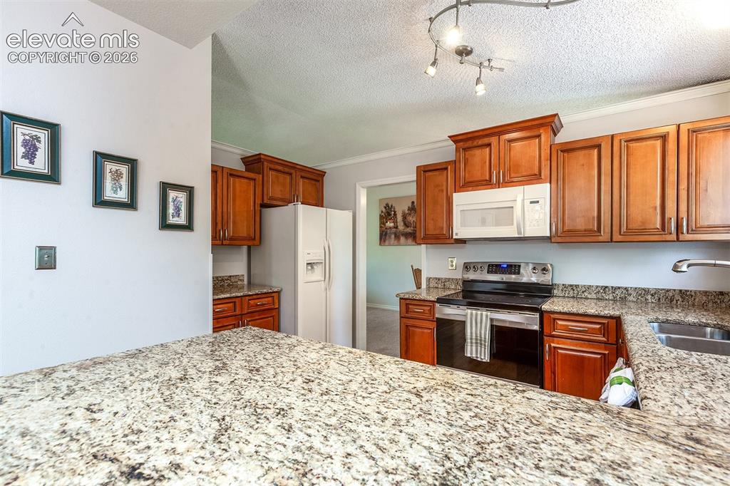 Image 11 of 50: Kitchen