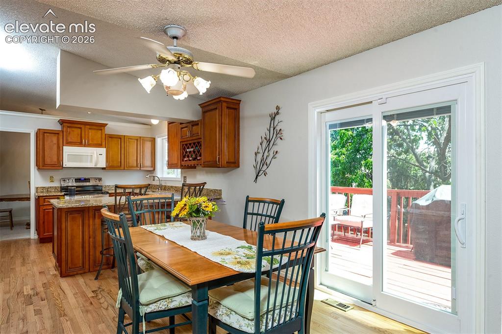 Image 13 of 50: Dining Area