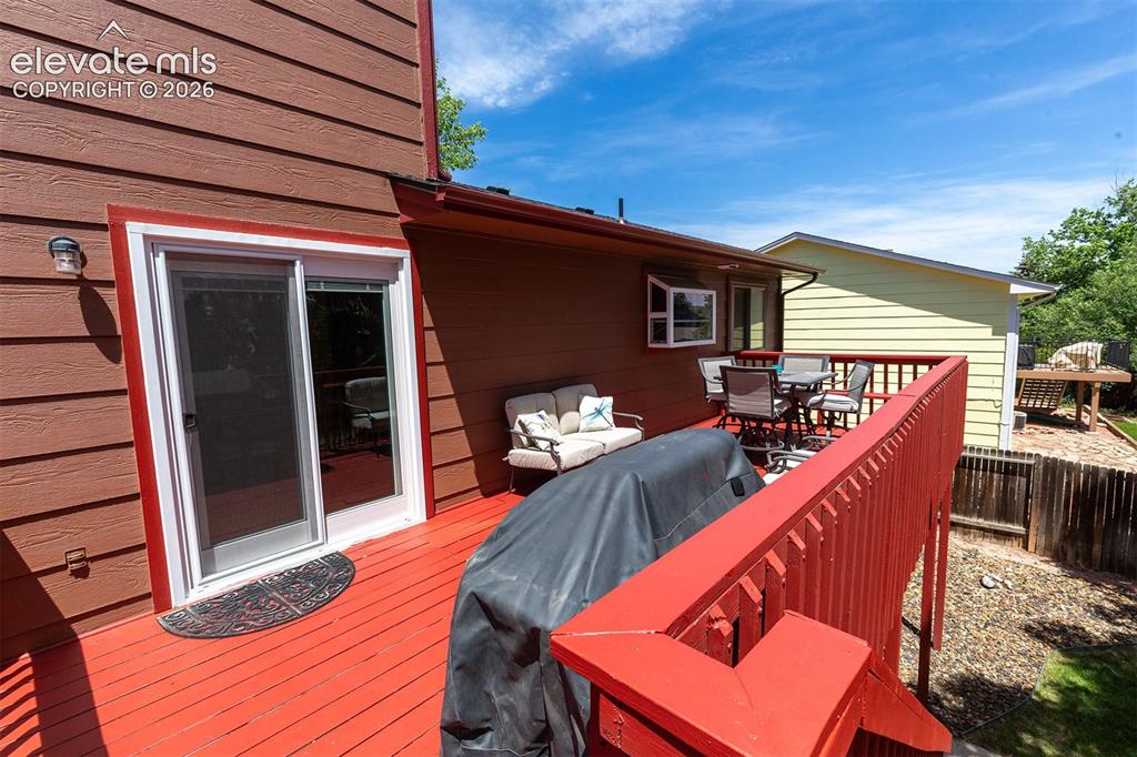 Image 15 of 50: Deck