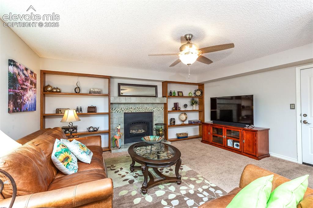 Image 18 of 50: Living Room