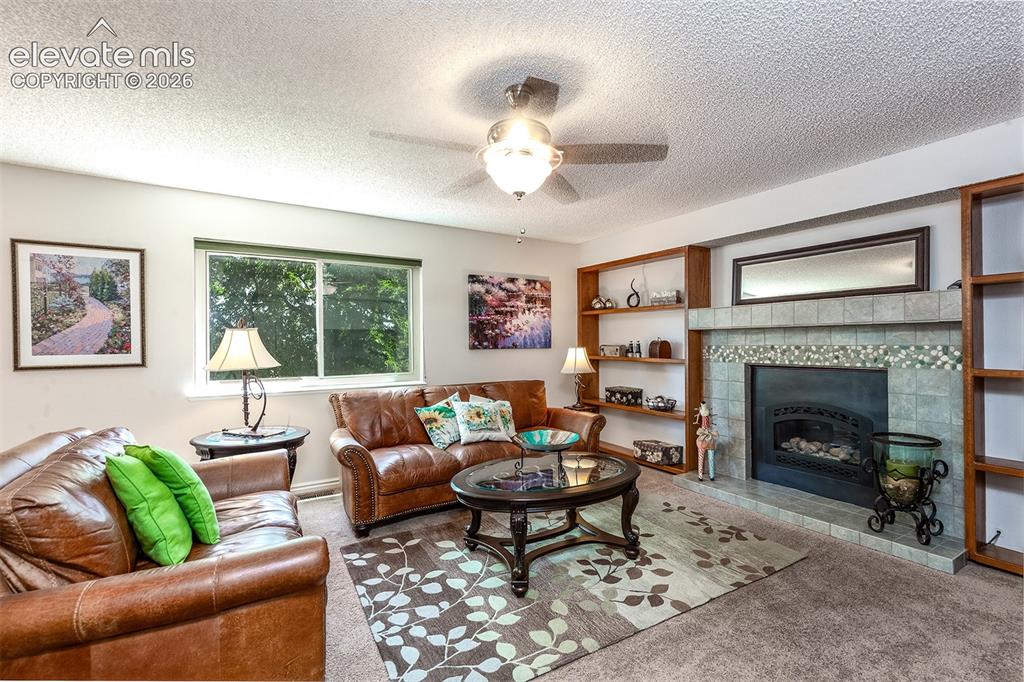 Image 19 of 50: Living Room