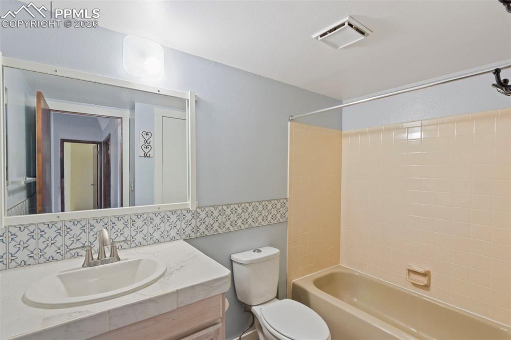 Image 29 of 44: Bathroom