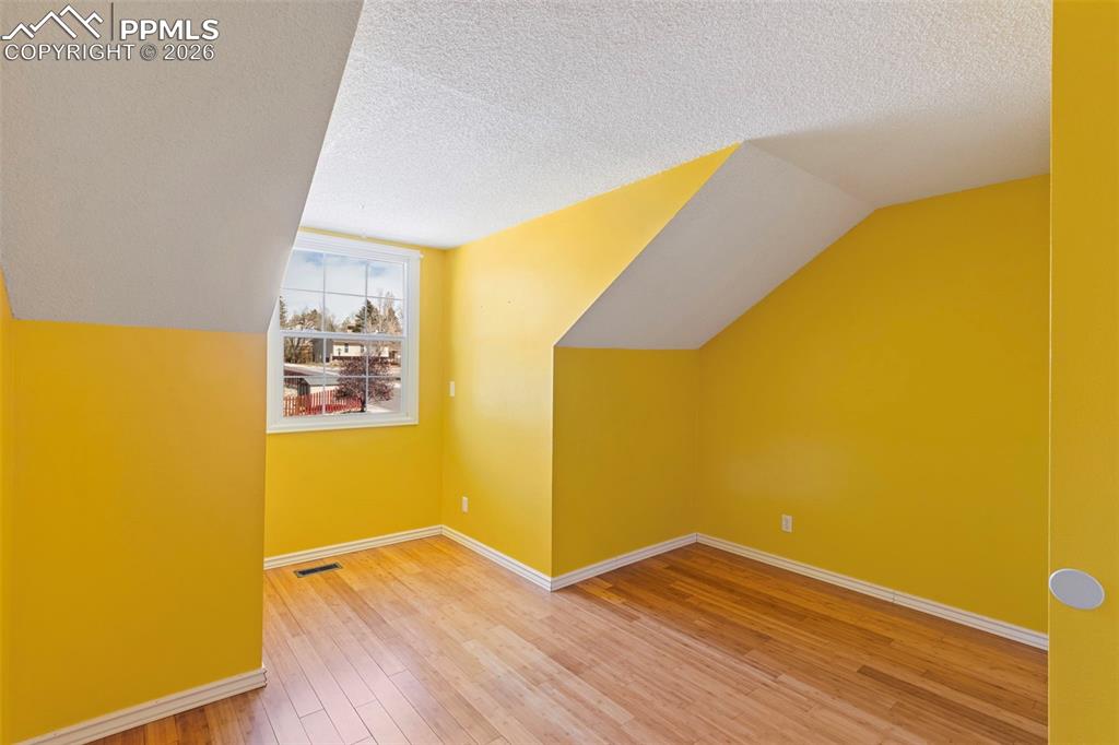 Image 32 of 44: Bedroom