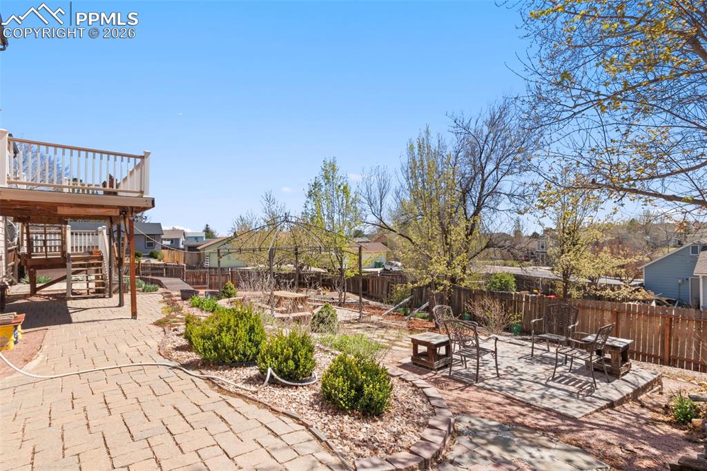 Image 39 of 44: Yard