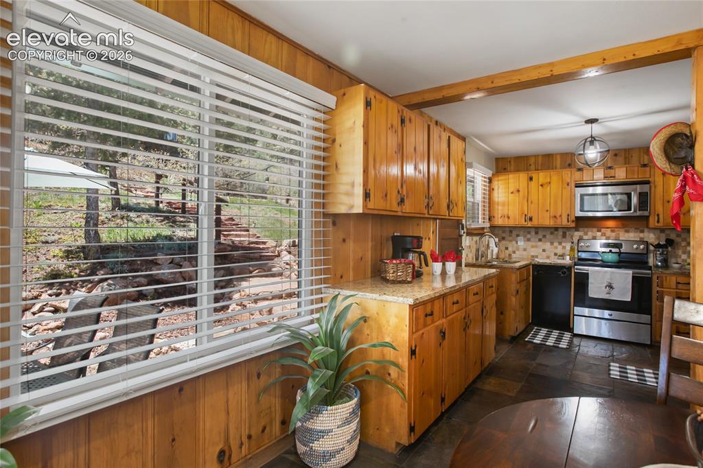 Image 19 of 49: Kitchen