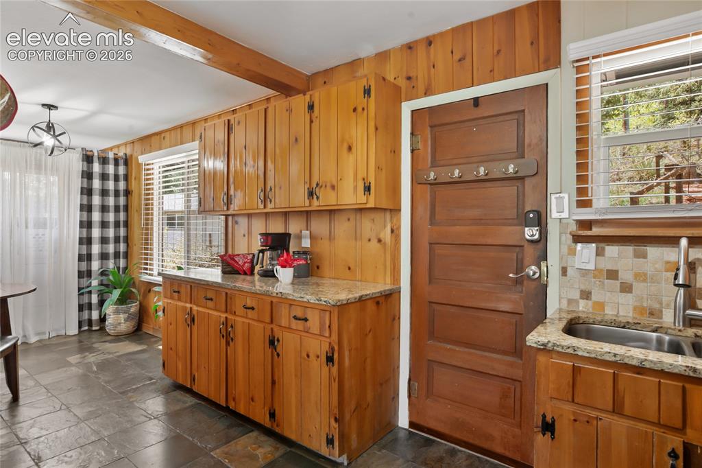 Image 22 of 49: Kitchen