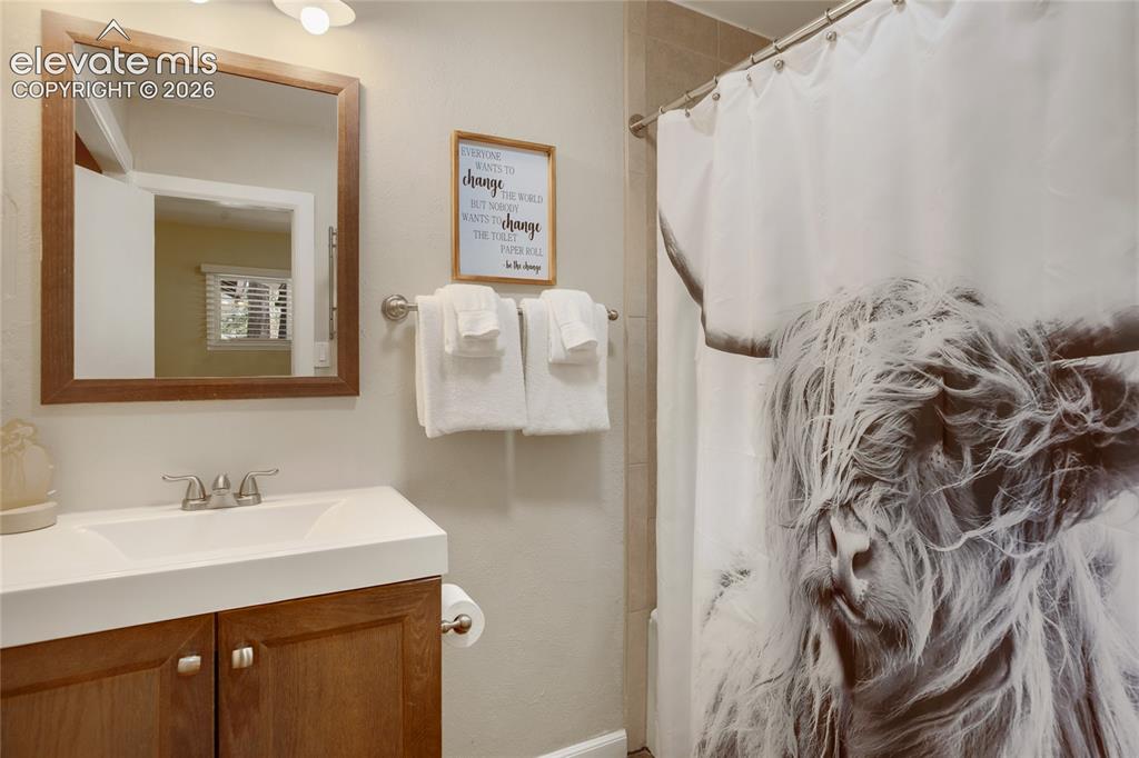 Image 32 of 49: Bathroom