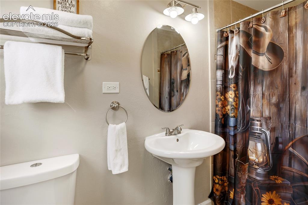 Image 41 of 49: Bathroom