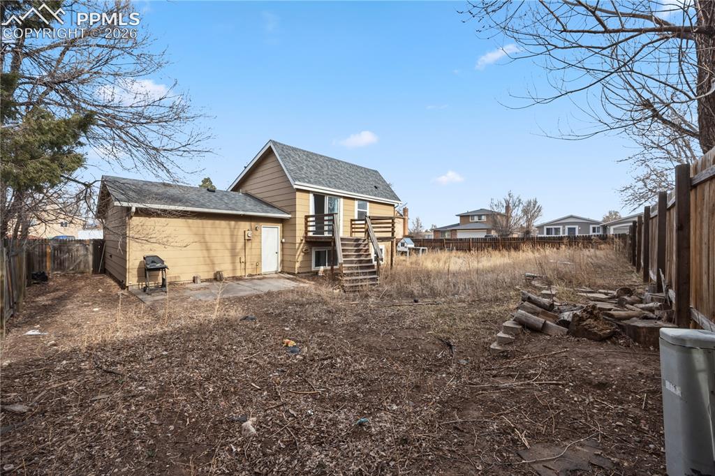 Image 25 of 27: Spacious 0.17 acre fenced, corner lot.