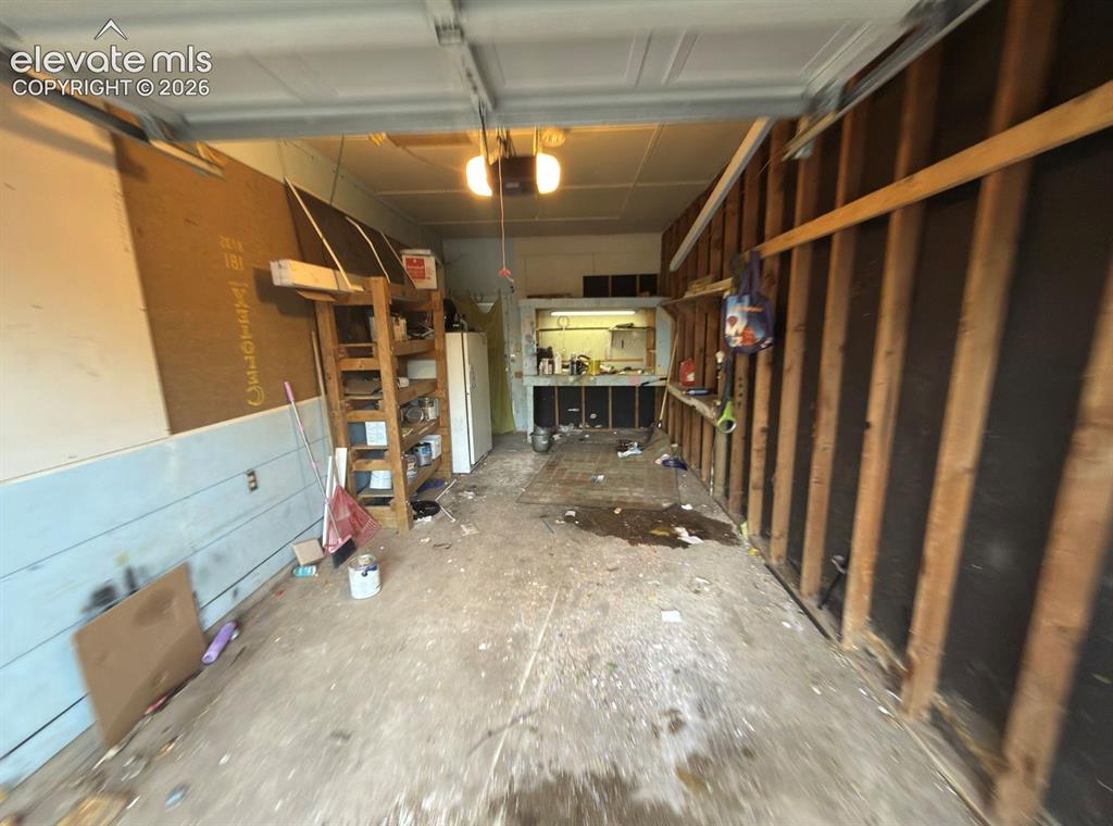 Image 11 of 14: Garage