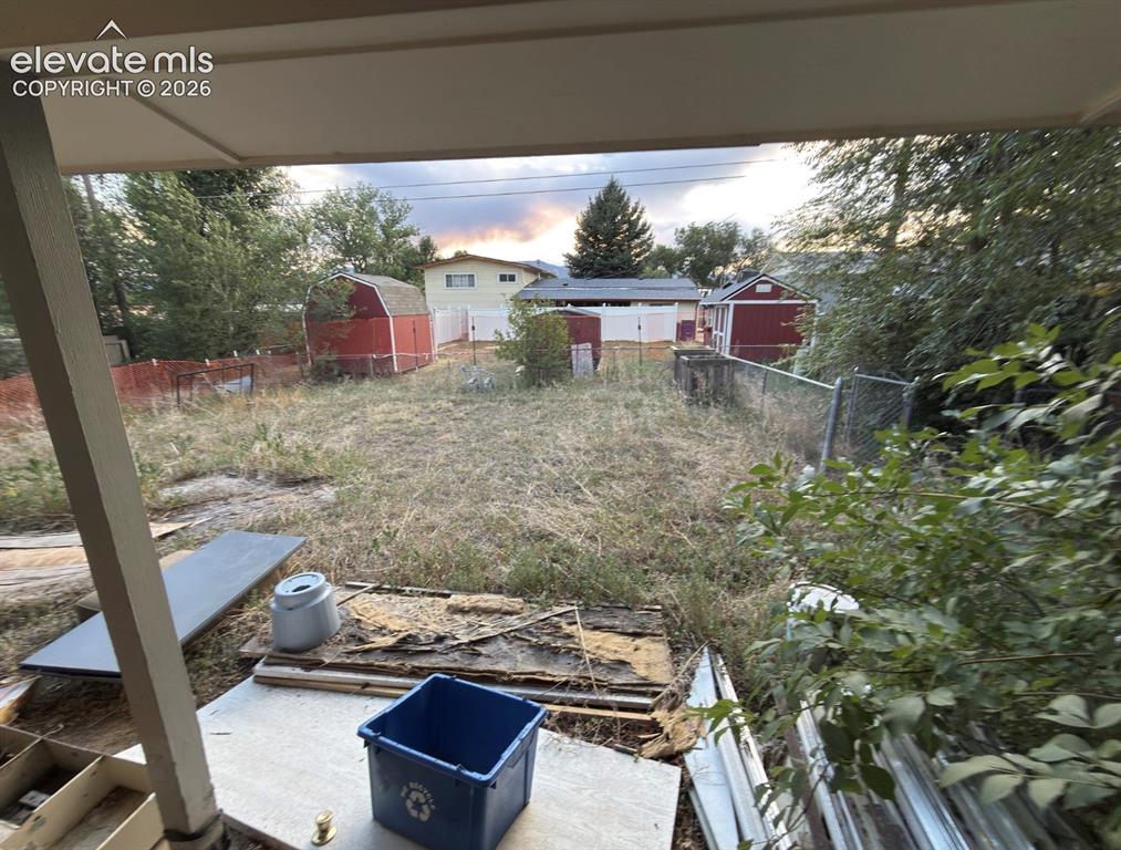 Image 13 of 14: Yard