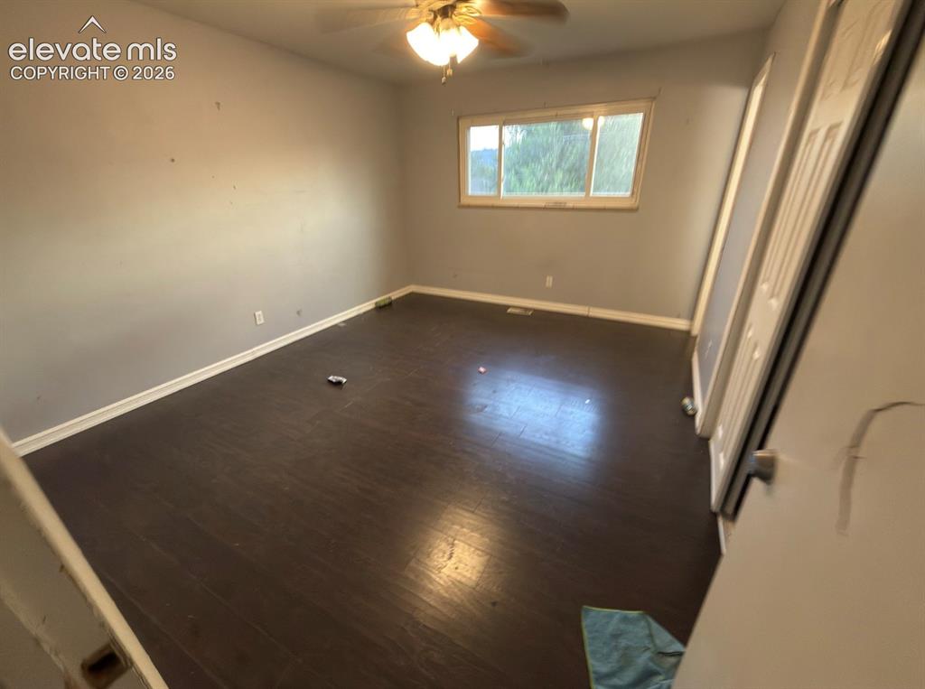 Image 5 of 14: Bedroom