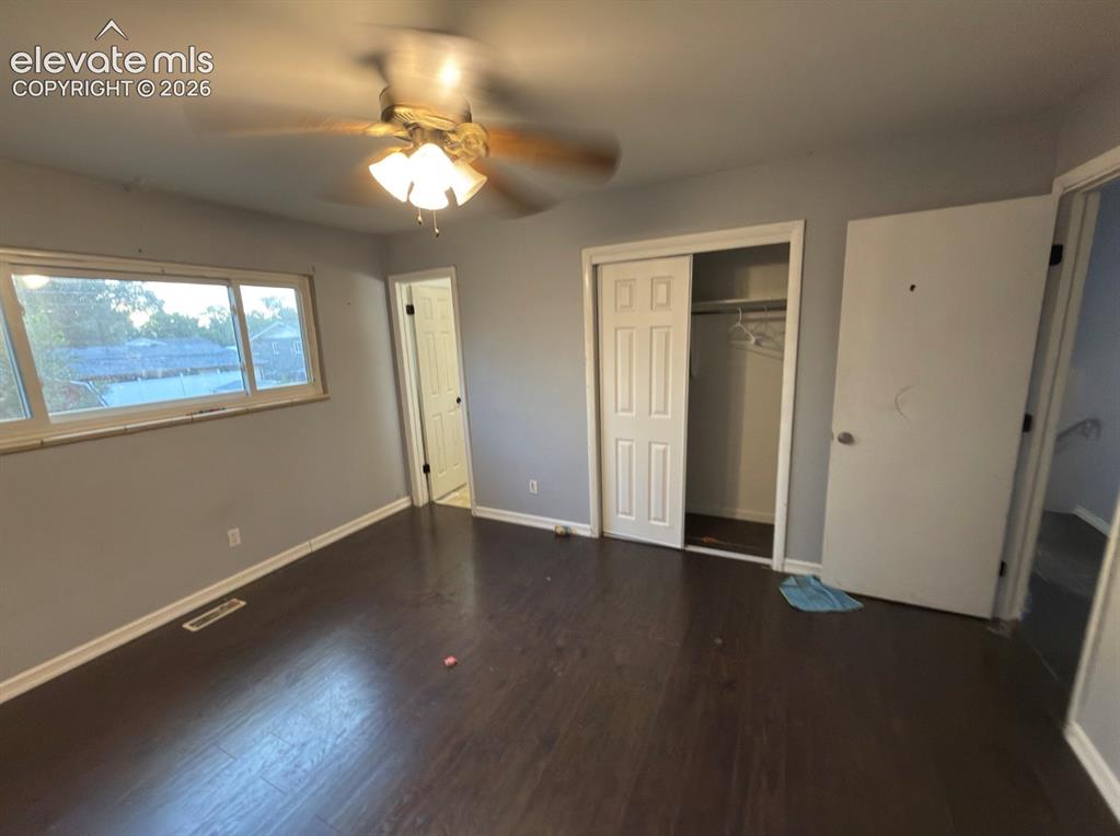 Image 6 of 14: Bedroom