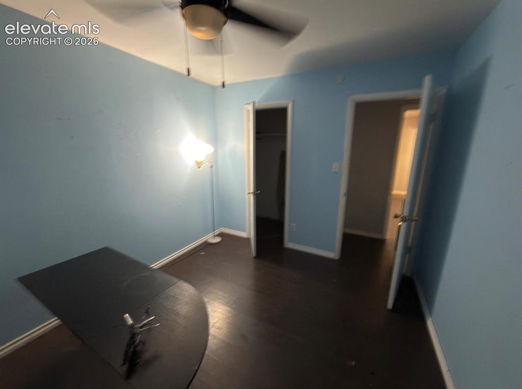Image 7 of 14: Bedroom