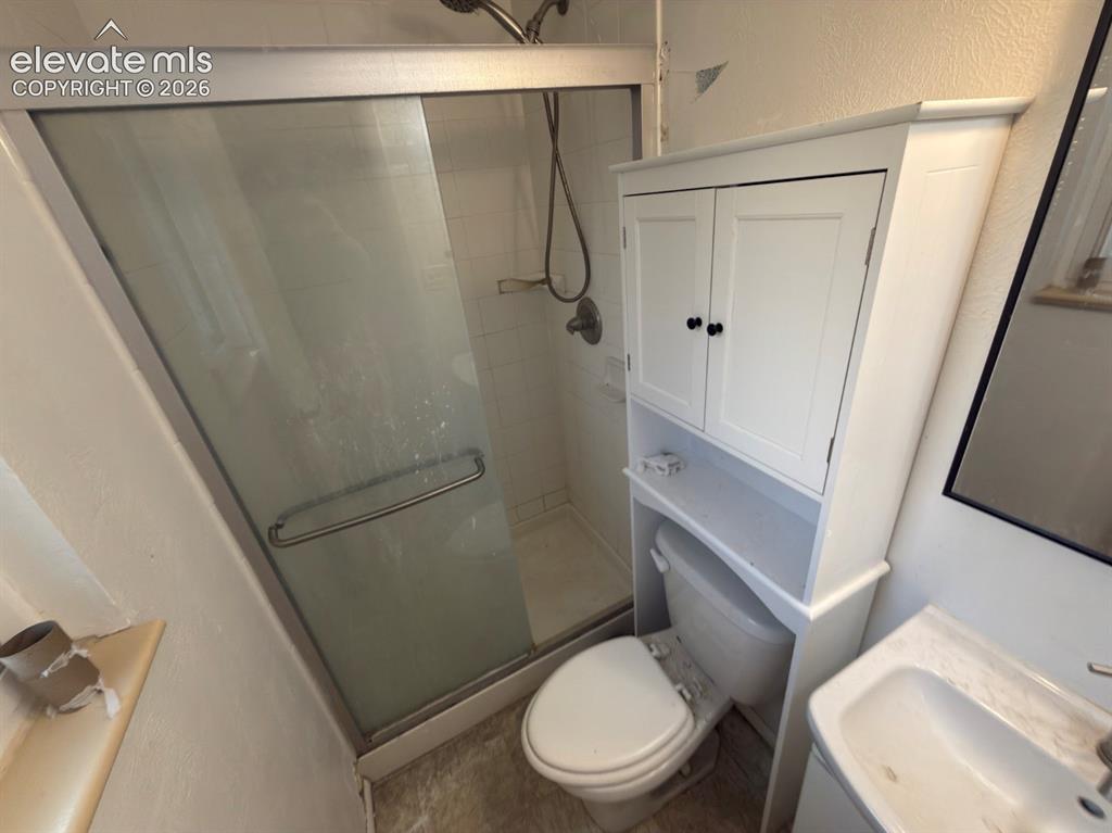 Image 8 of 14: Bathroom
