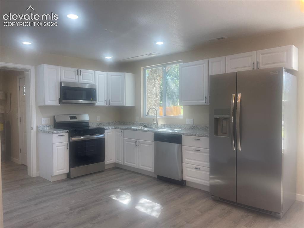 Image 19 of 23: Kitchen