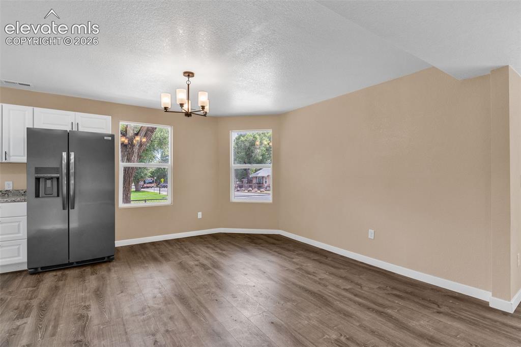 Image 19 of 50: Dining Room