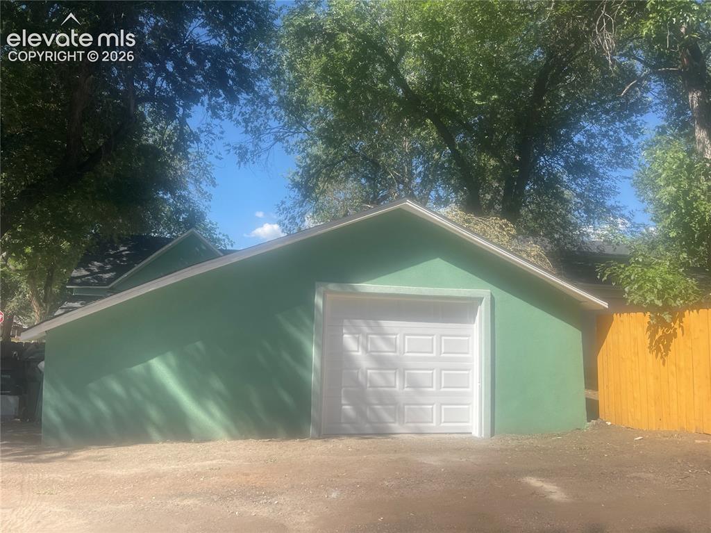 Image 23 of 23: Garage
