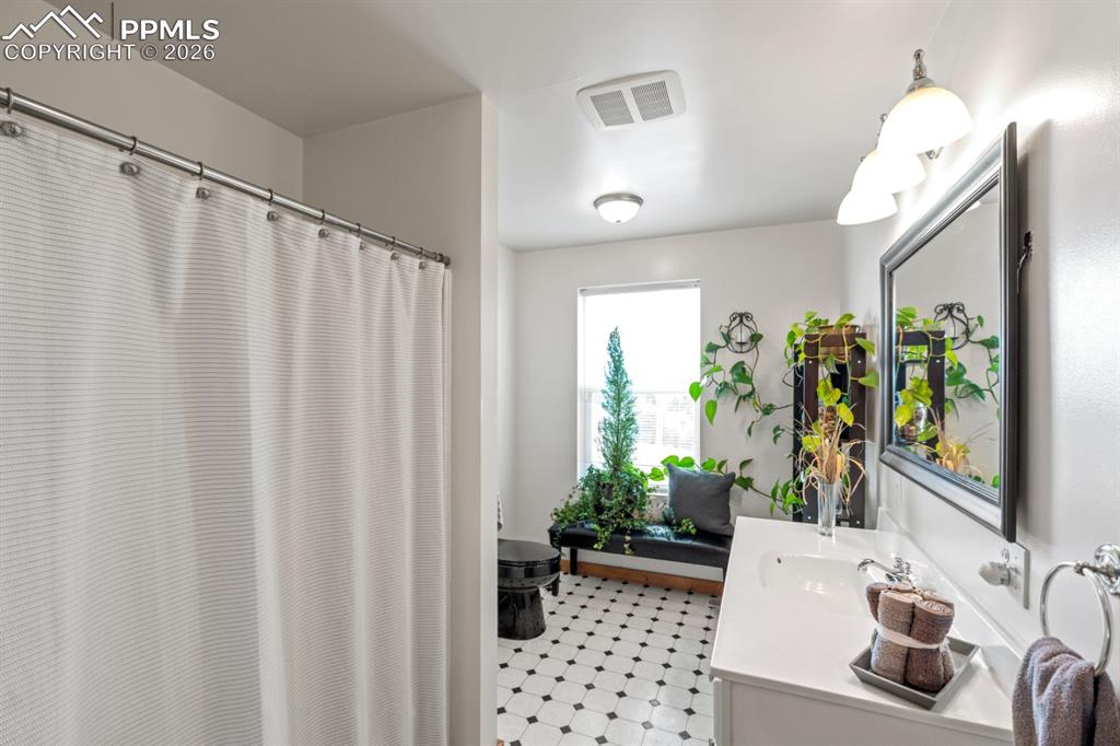 Image 24 of 38: Bathroom