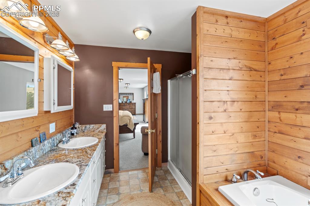 Image 27 of 38: Bathroom