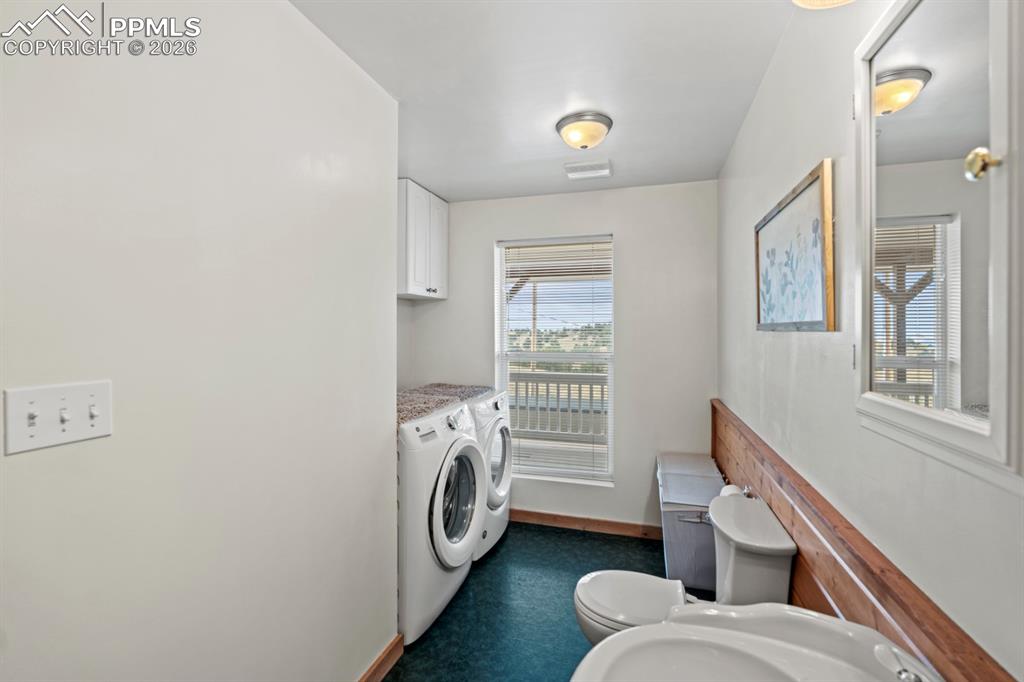 Image 31 of 38: Bathroom