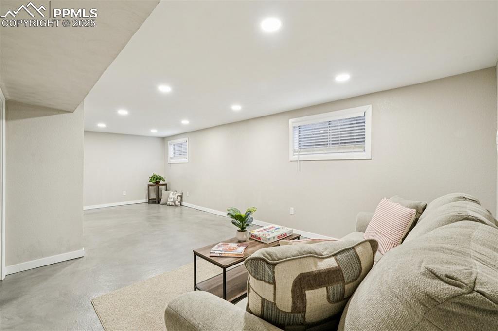 Image 22 of 44: Family Room