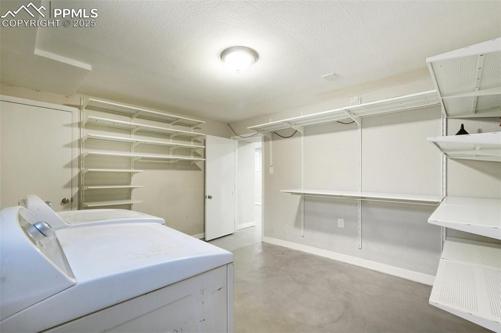 Image 32 of 44: Laundry